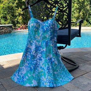 Lilly Pulitzer size 4 dress. Fully lines and bra pads sewn in.